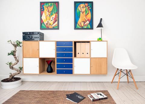 Moderne Wohnsiedlung mit Einfamilienhäusern und grünen Vorgärten bei Sonnenschein