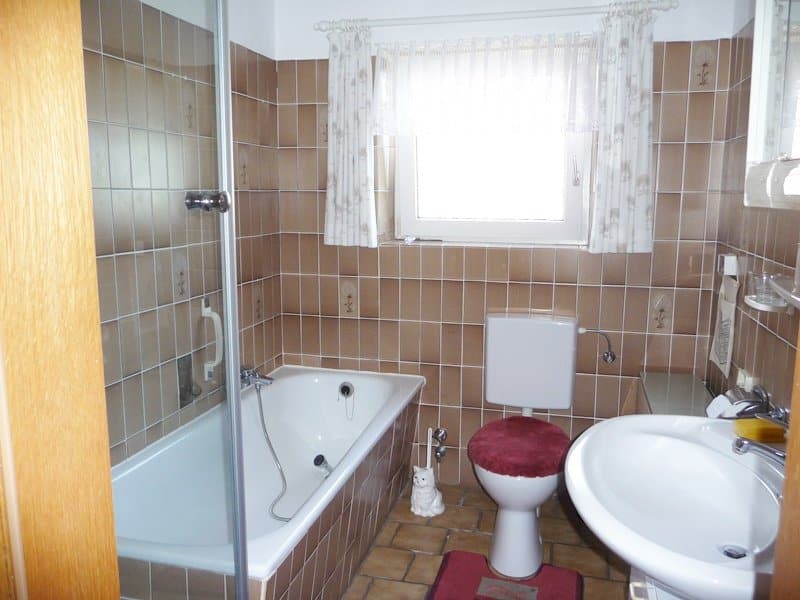 Bad mit Wanne und Dusche