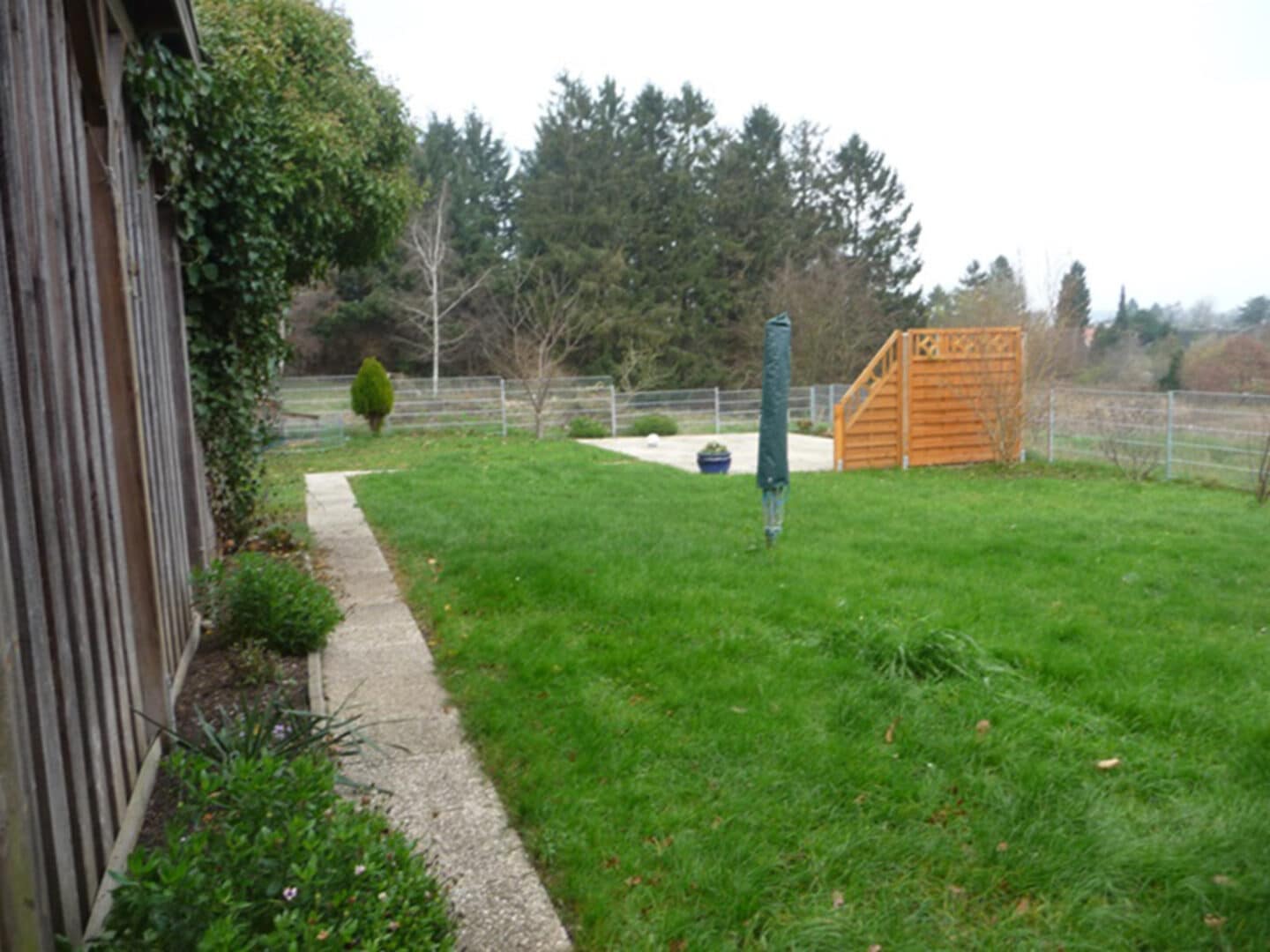 Gartenansicht hinter der Garag