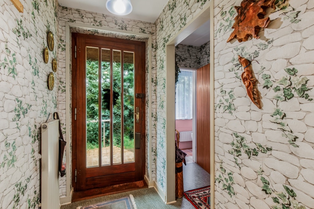 Vorflur mit Blick zum Eingang, Garderobe und Gäste WC