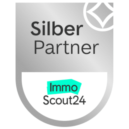 Modernes Wohnhaus mit großer Glasfassade und gepflegtem Vorgarten