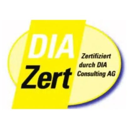 Modernes Wohnhaus mit großen Fenstern und gepflegtem Vorgarten in Kiel