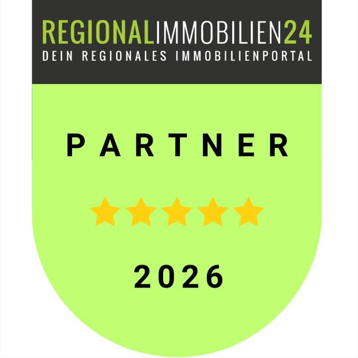 Modernes Einfamilienhaus mit Garten und großer Glasfront bei Tageslicht