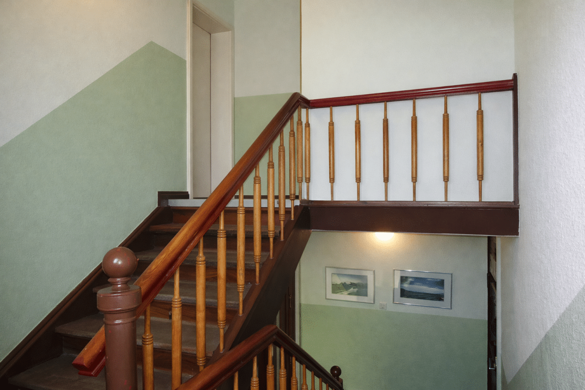 Treppenaufgang Wohnung rechts u.Dachboden