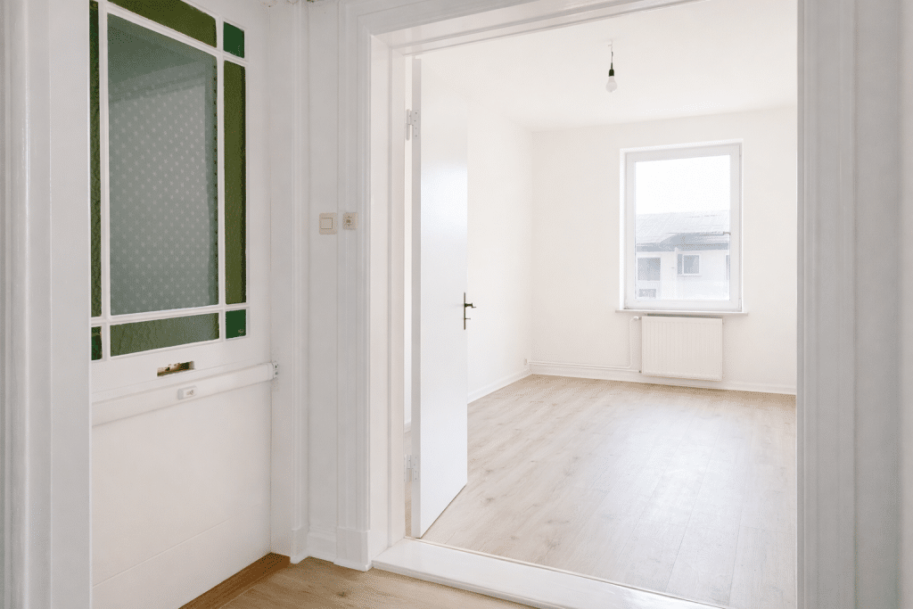 Flur Blick ins Zimmer