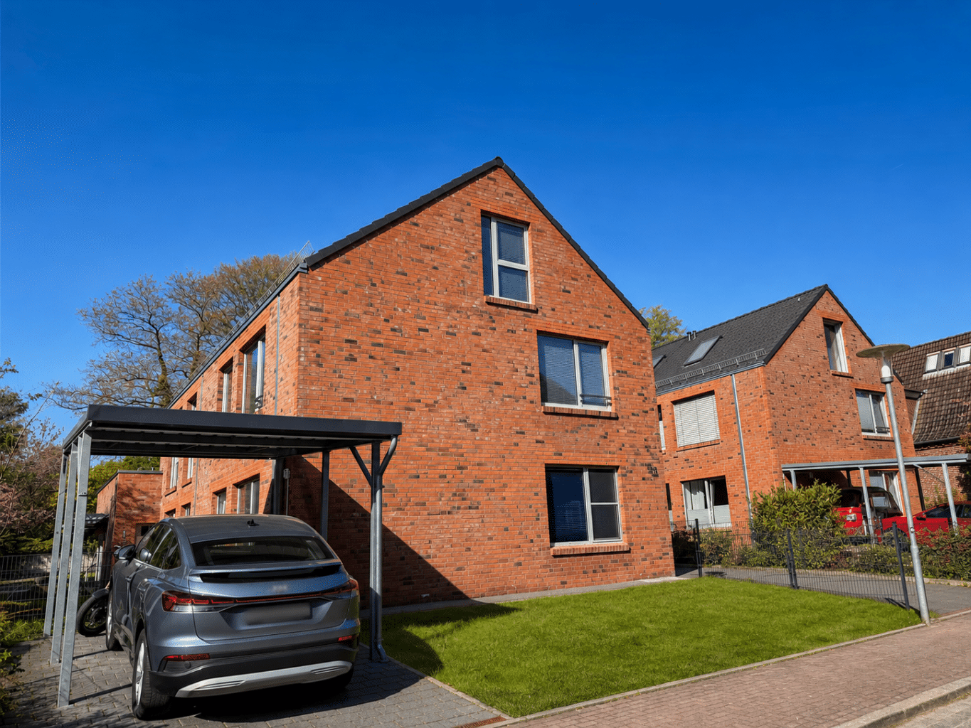 Vorderfront des Hauses mit Carport und Vorgarten