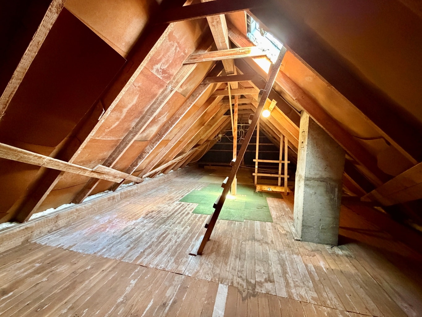 Spitzboden mit Abstellfläche