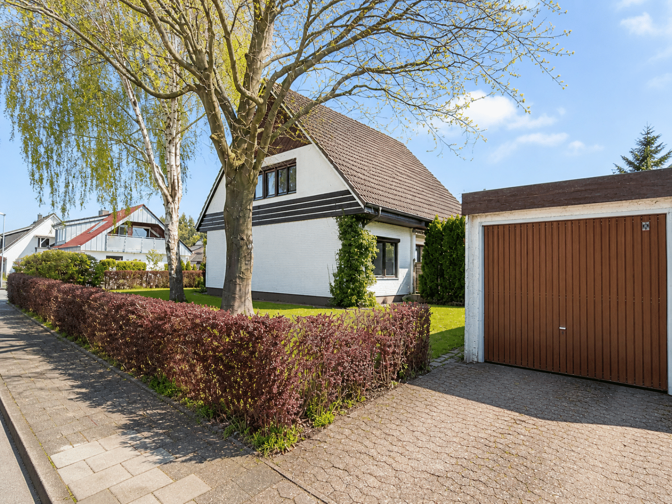 Nord-West-Ansicht von Haus und Garage