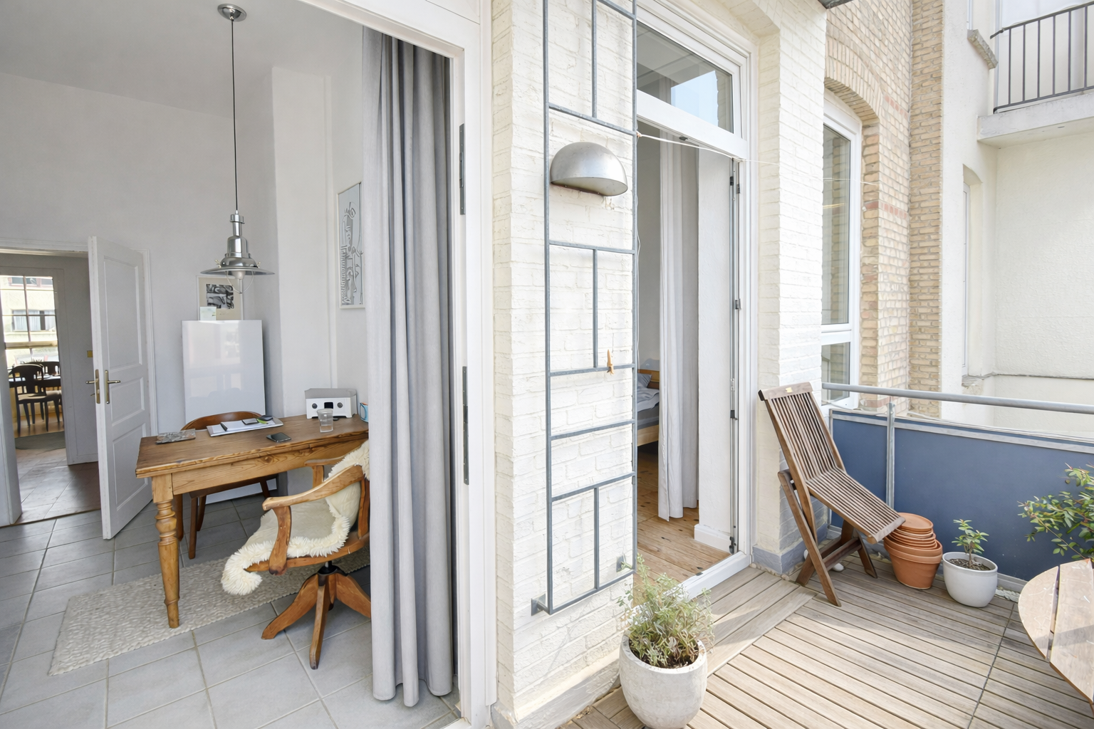 Vom Balkon geht es in die Küche Vom Balkon geht es in die Küche