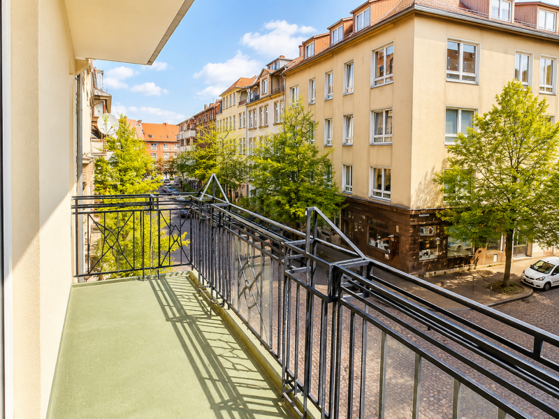 Balkon an der Vorderfront mit Morgensonne