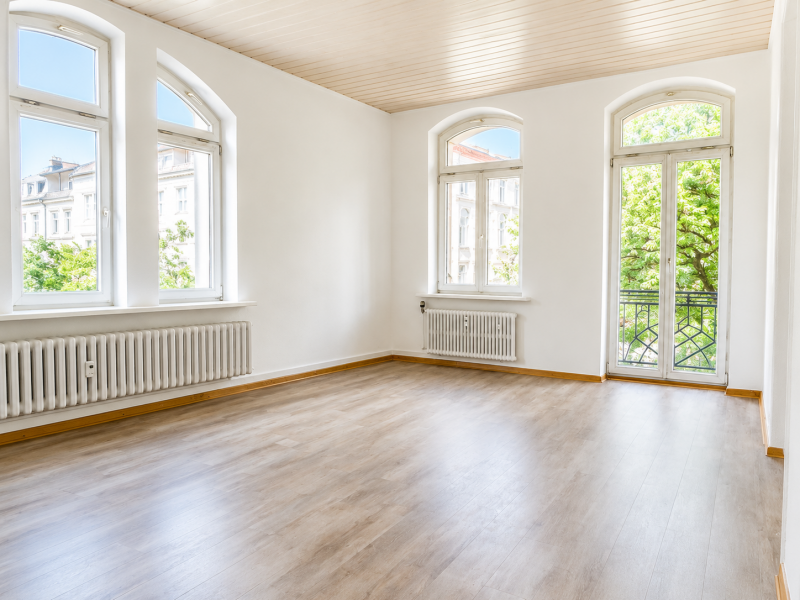 Wohnzimmer mit Balkonzugang