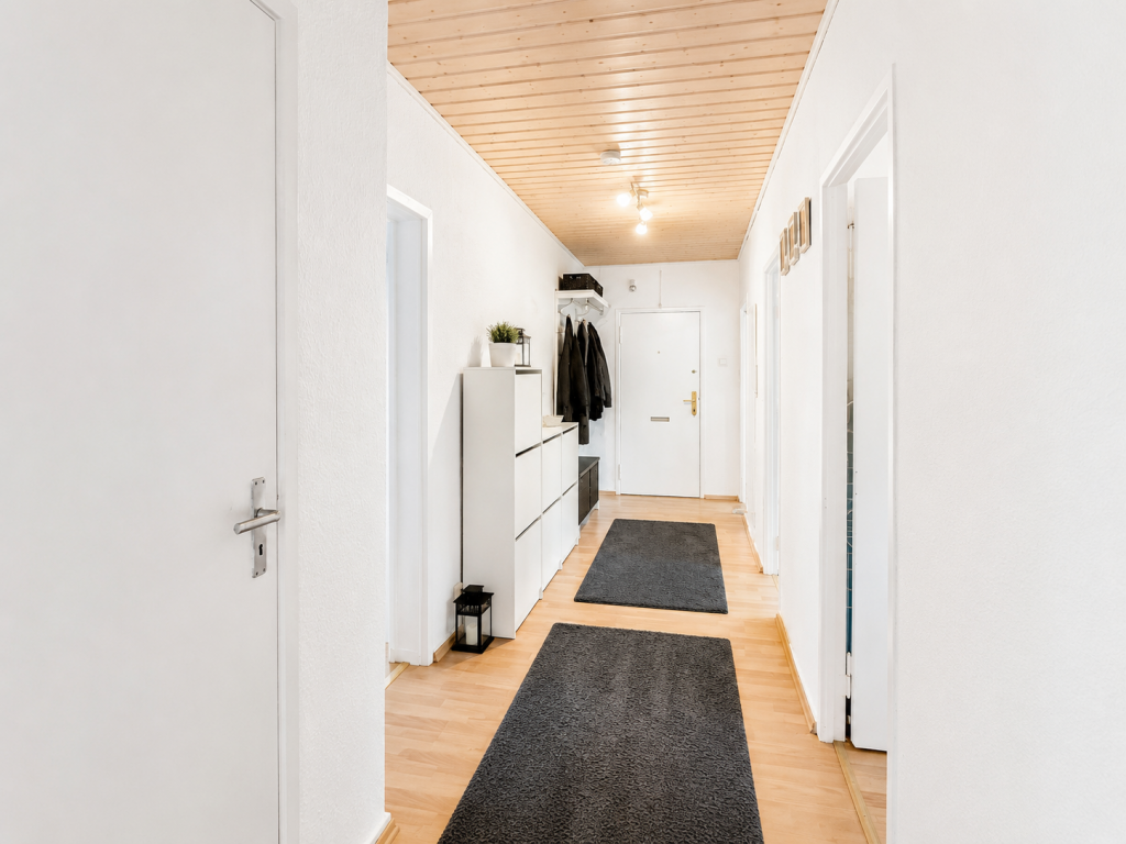 Flur mit Blick zur Wohnungseingangstür
