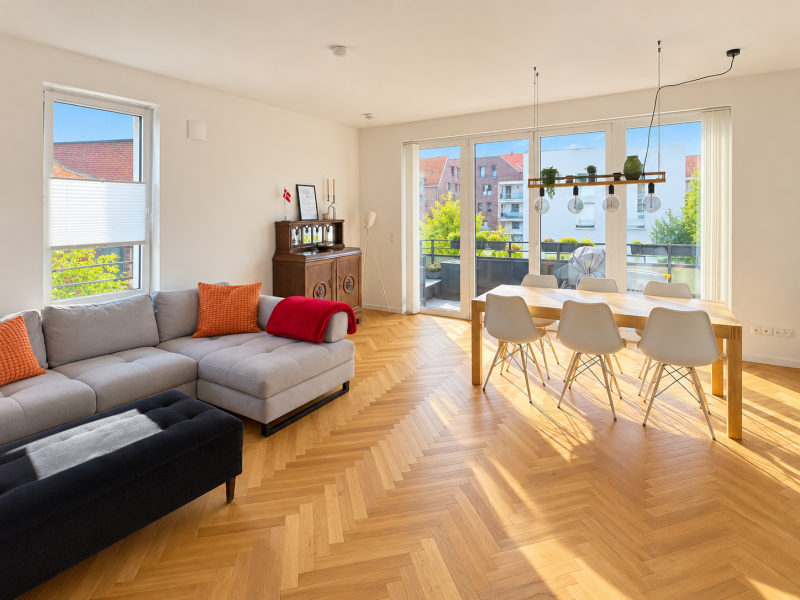 Wohn- und Esszimmer mit Balkonblick Wohn- und Esszimmer mit Balkonblick
