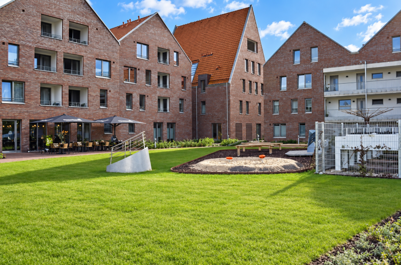 Gepflegter Innenhof mit Spielplatz Gepflegter Innenhof mit Spielplatz