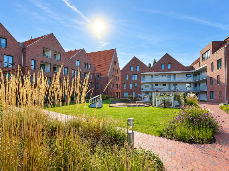 Sonnige Innenhof mit gepflegtem Garten Sonnige Innenhof mit gepflegtem Garten