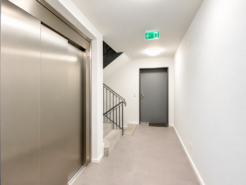 Hausflur mit Aufzug und Treppe Hausflur mit Aufzug und Treppe